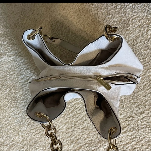 Michael Kors white leather handbag. - Picture 2 of 6